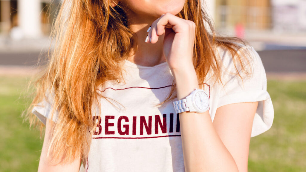 Transformer un simple tee shirt en tenue élégante : conseils concrets pour un look casual chic