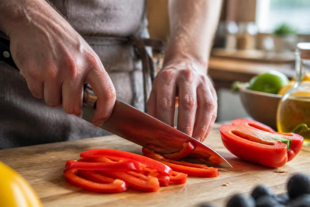 apprenez à couper les poivrons en lanières facilement pour une présentation élégante et appétissante de vos plats.